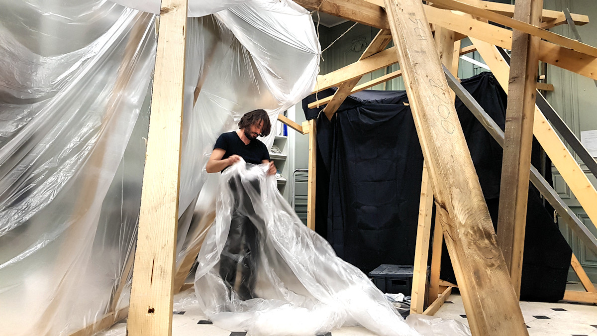 Christophe Alzetto prépare l'installation Champ de bataille. Une salle de musée, bardée de bibliothèques et d'objets historiques, éclairée au néon, devient progressivement un lieu mystérieux.