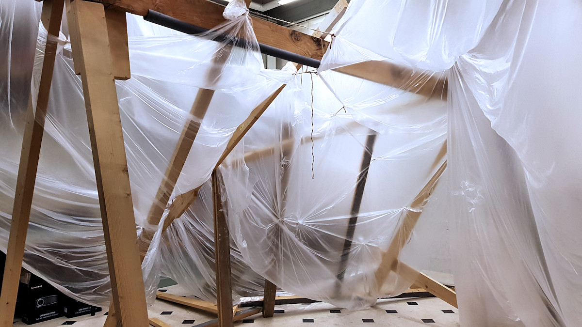 Christophe Alzetto prépare l'installation Champ de bataille. Une salle de musée, bardée de bibliothèques et d'objets historiques, éclairée au néon, devient progressivement un lieu mystérieux.