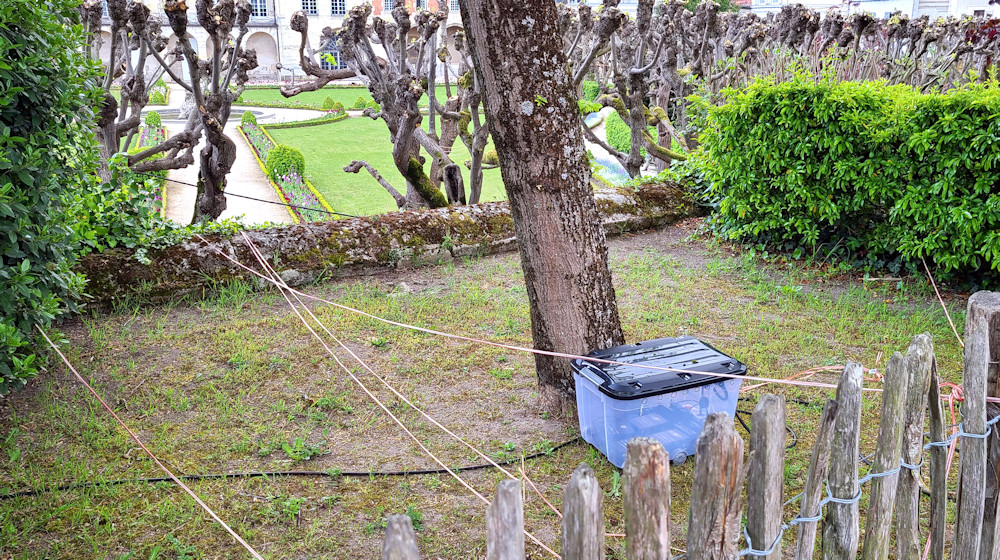 Les régies son, cachées en haut des remparts du jardin Bossuet