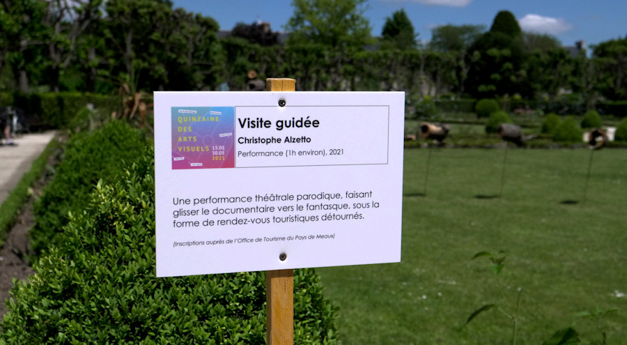 Dans le jardin Bossuet, avec un groupe de visiteurs, Christophe Alzetto joue le guide culturel dans sa performance parodique et réflexive Visite guidée