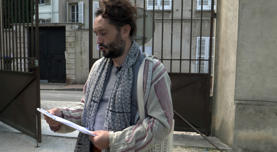 Dans le jardin Bossuet, avec un groupe de visiteurs, Christophe Alzetto joue le guide culturel dans sa performance parodique et réflexive Visite guidée