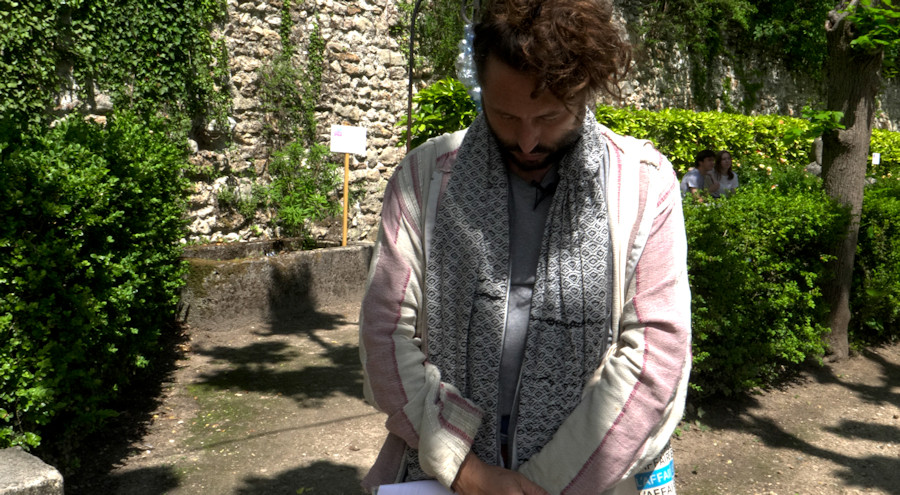 Dans le jardin Bossuet, avec un groupe de visiteurs, Christophe Alzetto joue le guide culturel dans sa performance parodique et réflexive Visite guidée