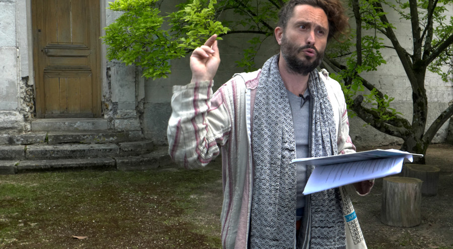 Dans le jardin Bossuet, avec un groupe de visiteurs, Christophe Alzetto joue le guide culturel dans sa performance parodique et réflexive Visite guidée