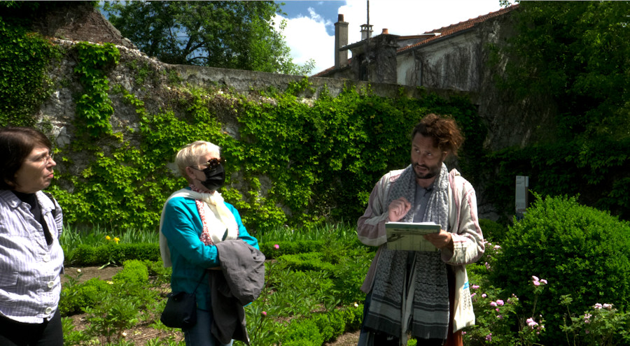Dans le jardin Bossuet, avec un groupe de visiteurs, Christophe Alzetto joue le guide culturel dans sa performance parodique et réflexive Visite guidée