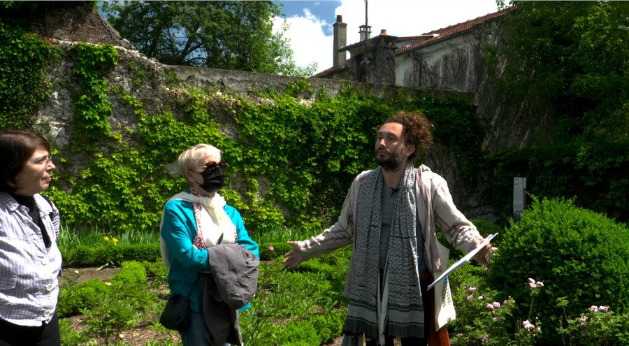 Dans le jardin Bossuet, avec un groupe de visiteurs, Christophe Alzetto joue le guide culturel dans sa performance parodique et réflexive Visite guidée