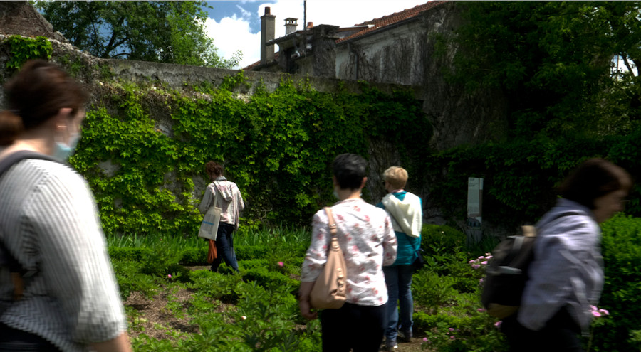 Dans le jardin Bossuet, avec un groupe de visiteurs, Christophe Alzetto joue le guide culturel dans sa performance parodique et réflexive Visite guidée