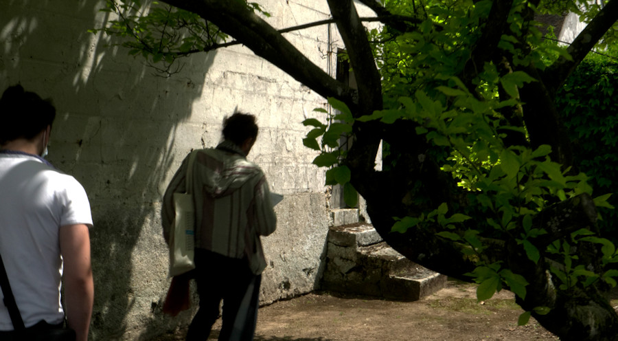 Dans le jardin Bossuet, avec un groupe de visiteurs, Christophe Alzetto joue le guide culturel dans sa performance parodique et réflexive Visite guidée