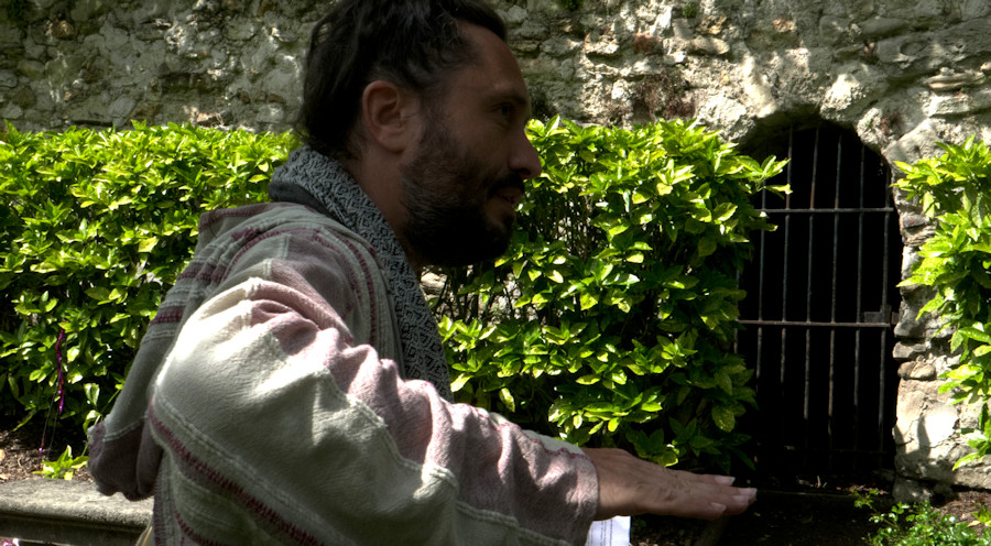 Dans le jardin Bossuet, avec un groupe de visiteurs, Christophe Alzetto joue le guide culturel dans sa performance parodique et réflexive Visite guidée