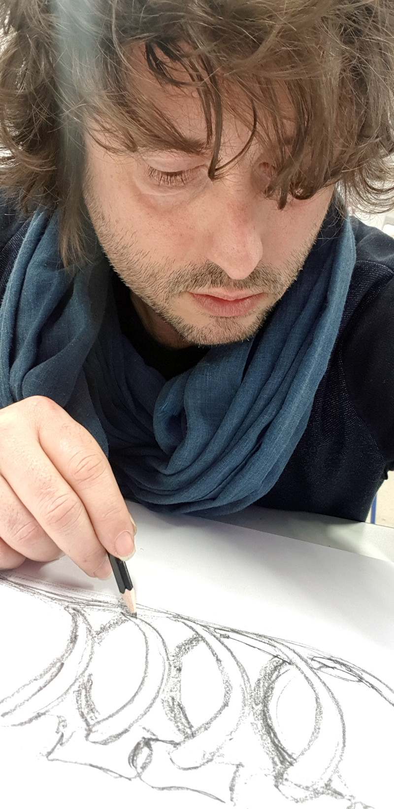 Christophe Alzetto dessine à la mine de plomb une structure vertébrale pour son nouveau projet artistique.