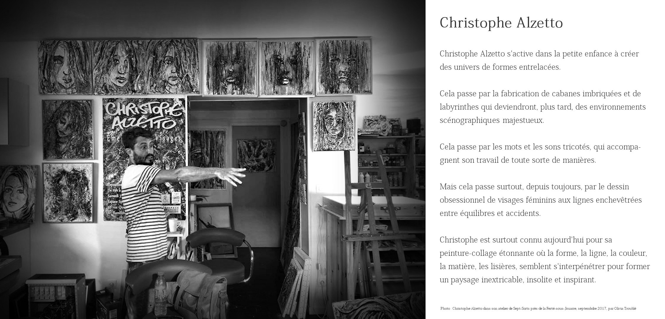 Christophe Alzetto sur une photo noir et blanc dans son atelier, au milieu des peintures. À droite, un texte qui le présente brièvement.